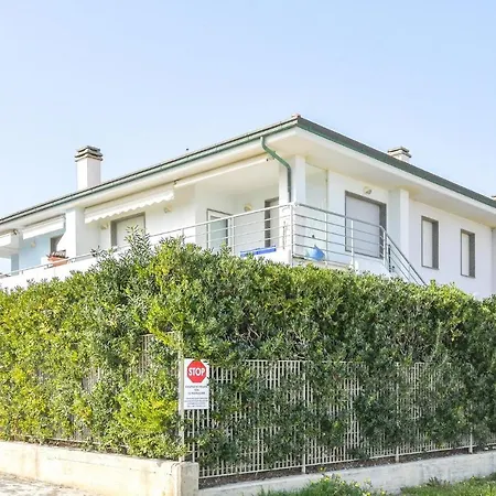Stunning home in Porto Sant'Elpidio with Internet&2 Bedrooms Vakantiehuis Porto SantʼElpidio