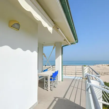 Stunning home in Porto Sant'Elpidio with Internet&2 Bedrooms Vakantiehuis *
